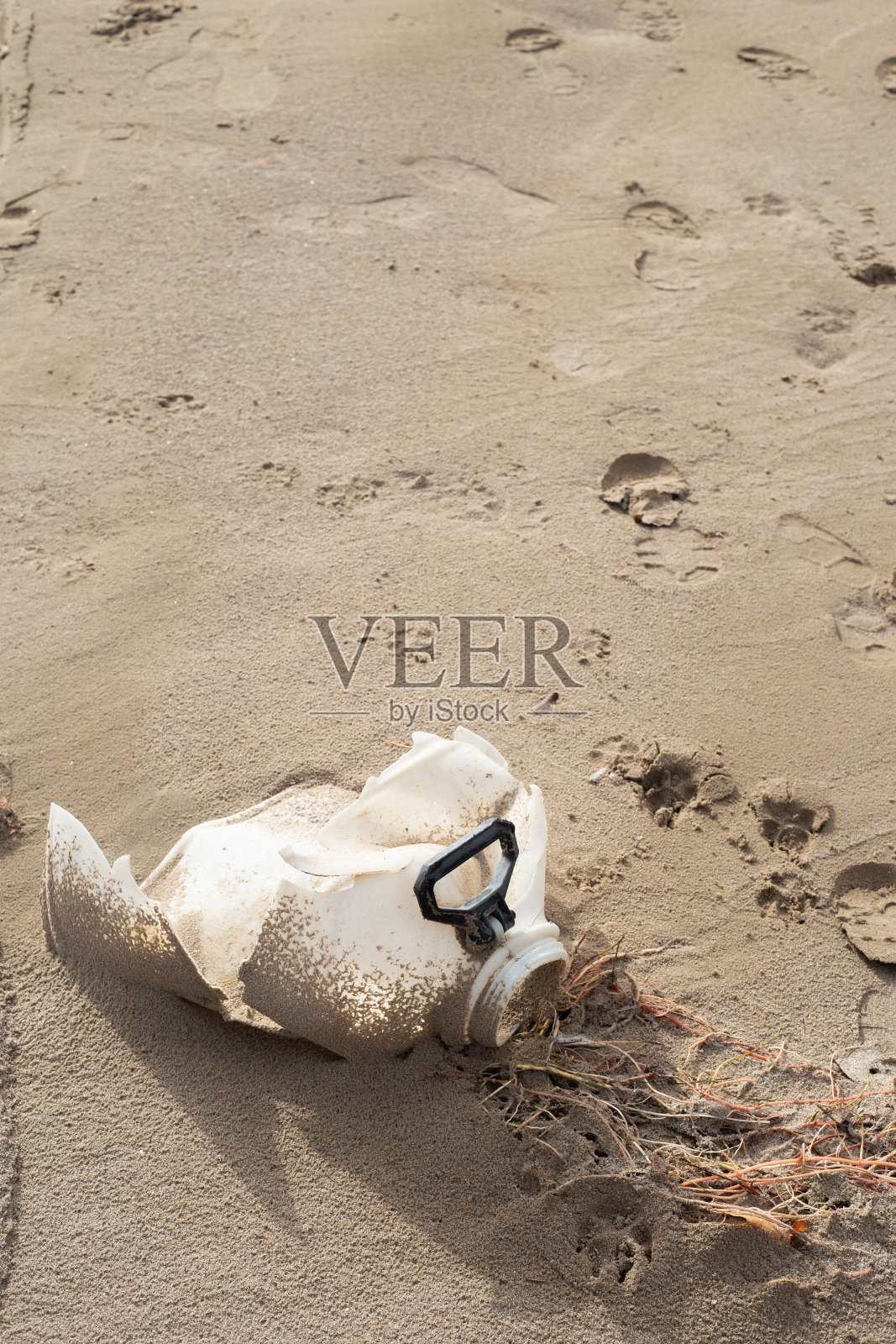 海滩上的塑料瓶照片摄影图片