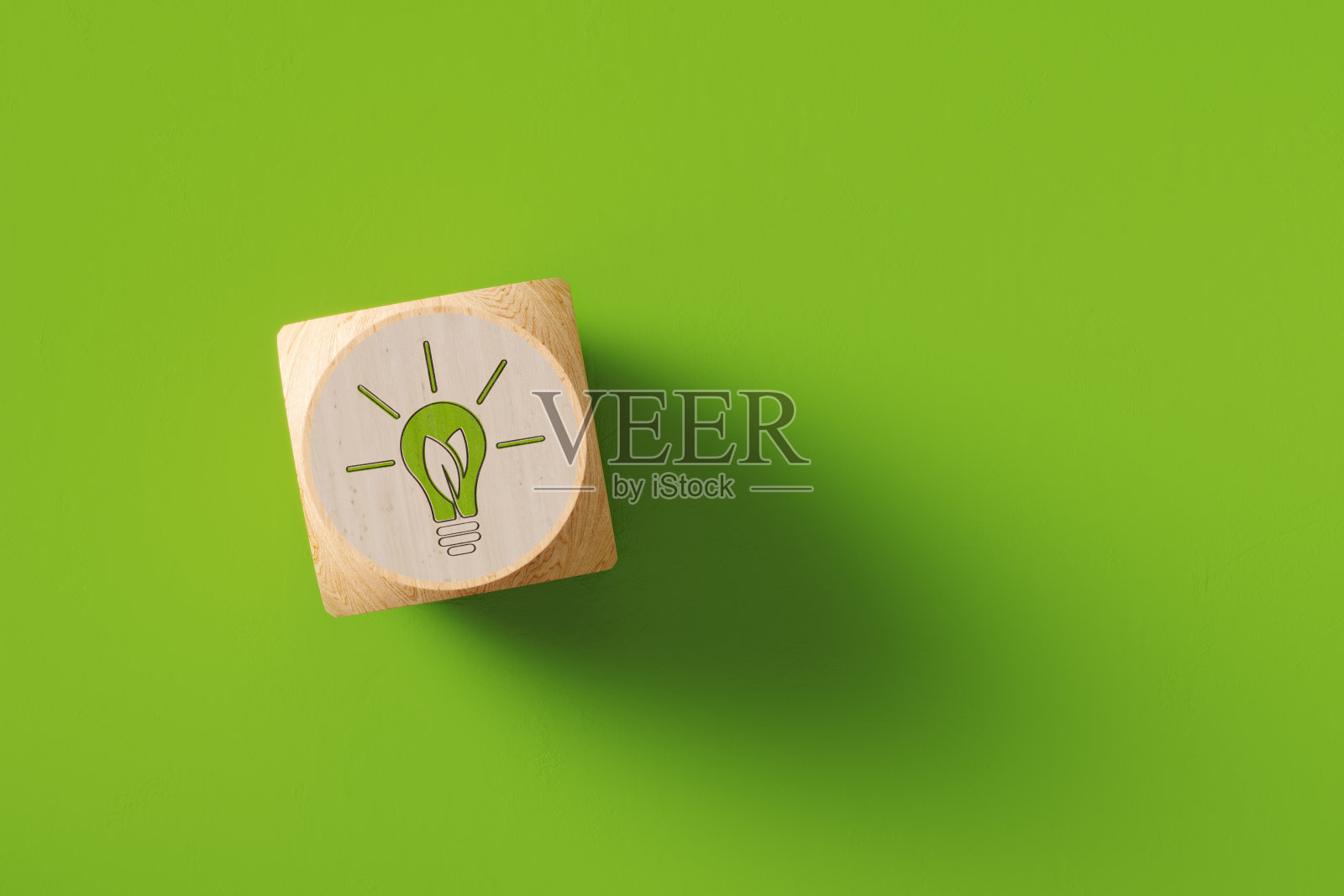 灯泡图标绘制木块坐在绿色背景照片摄影图片