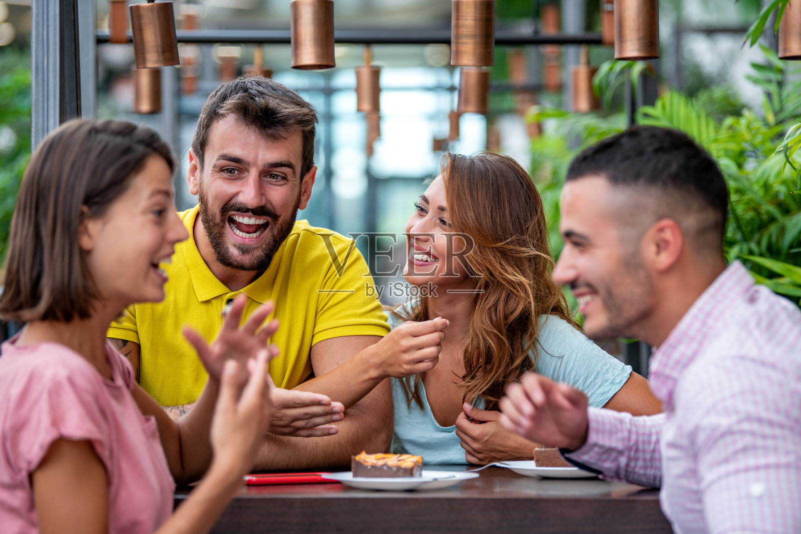 朋友们在咖啡厅享受时光照片摄影图片