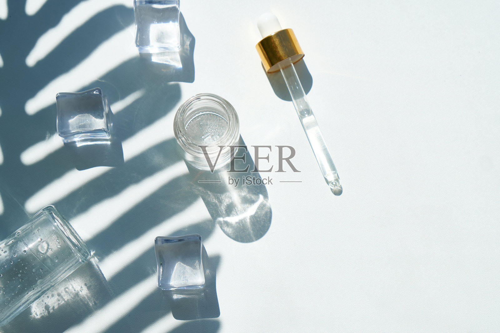 化妆品泡沫与一个滴管在一个美丽的棕榈树阴影的背景模拟起来照片摄影图片