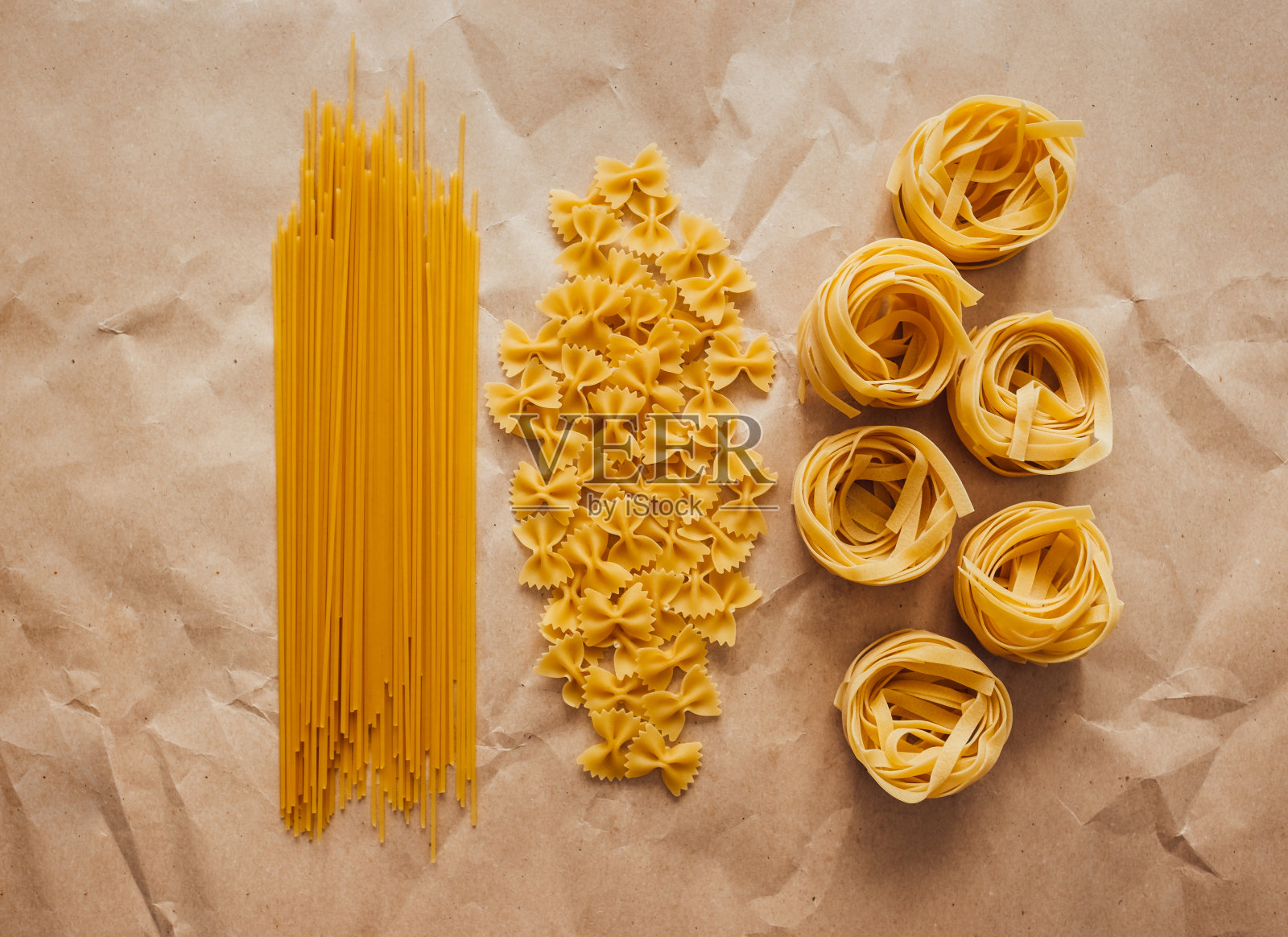 白色背景上孤立的意大利面，法尔法尔和意大利扁面。照片摄影图片