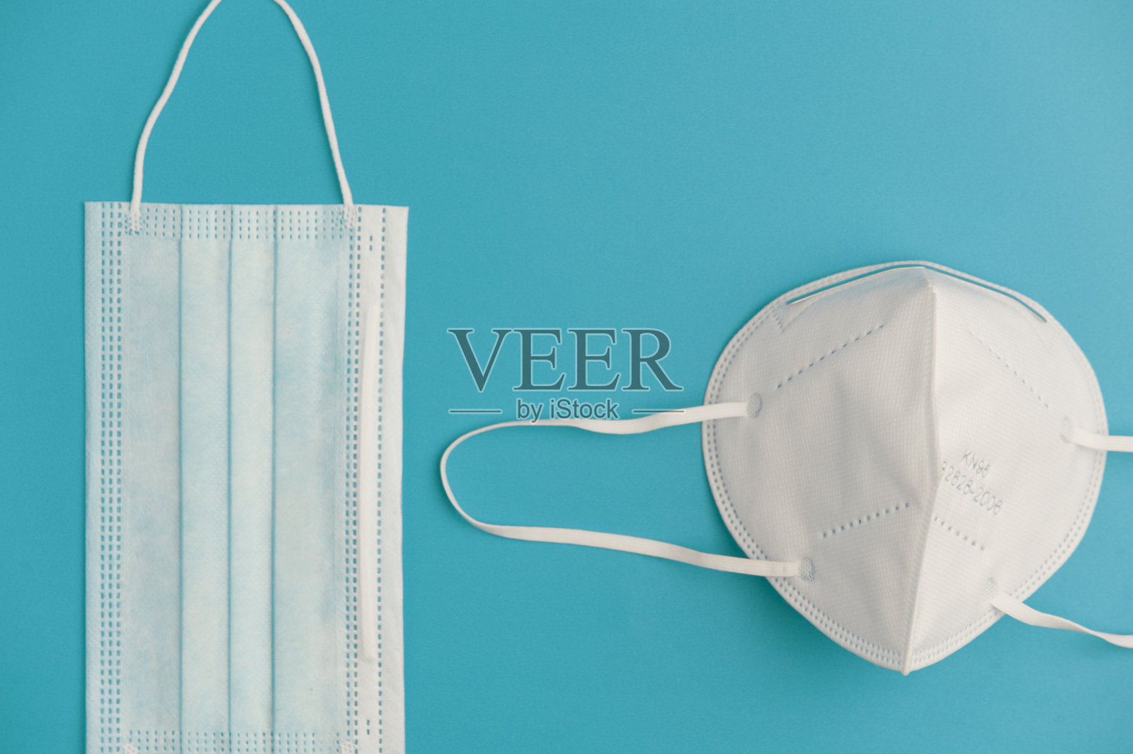 Covid-19概念、防护和卫生，2种口罩(手术蓝、kn959白)，绿松石背景。俯视图照片摄影图片