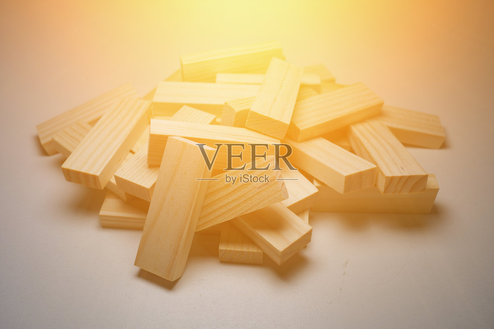 木块，用于多米诺游戏照片上面有阳光。照片摄影图片