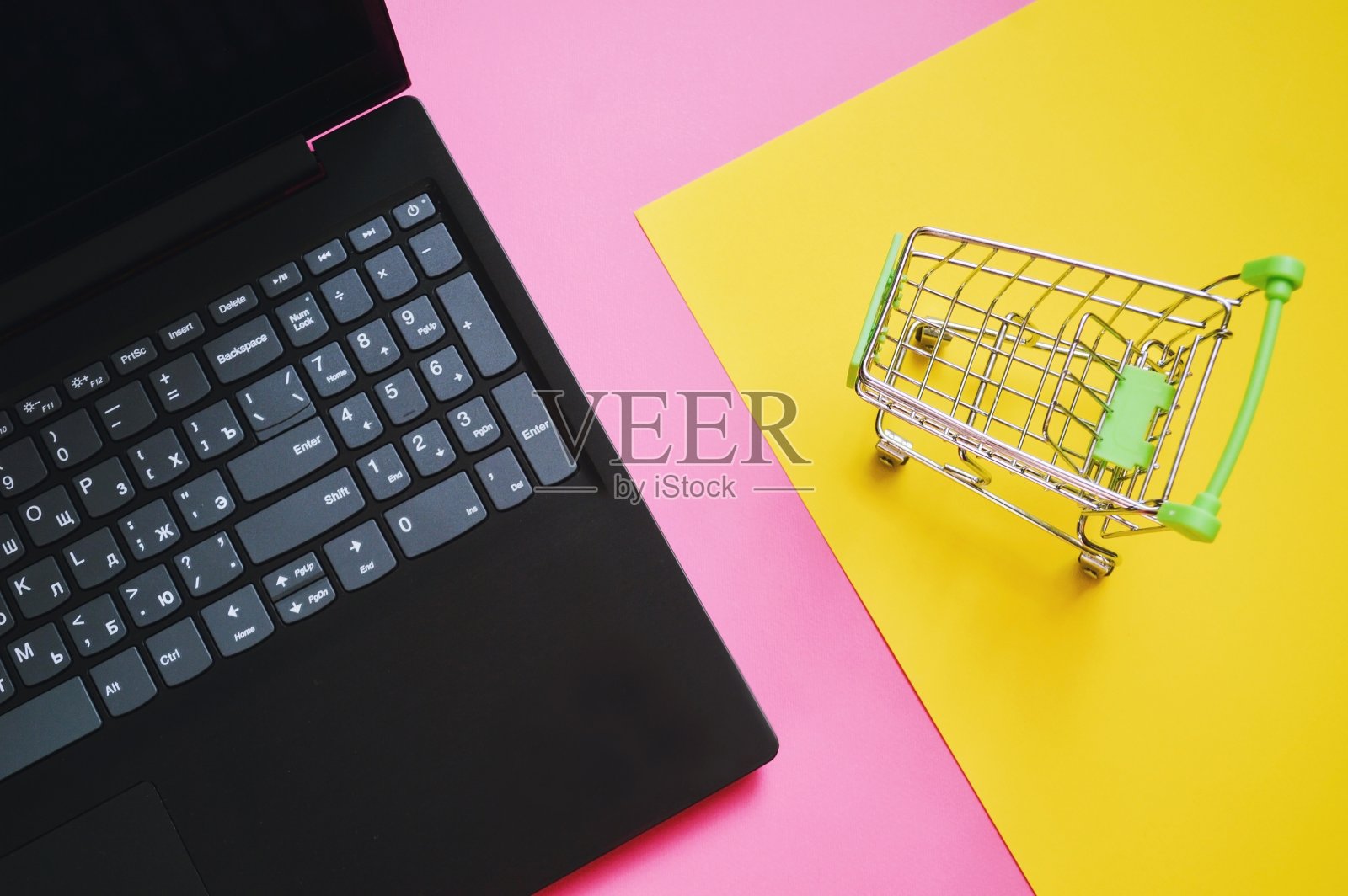 网上购物的概念。互联网业务。笔记本和超市手推车照片摄影图片