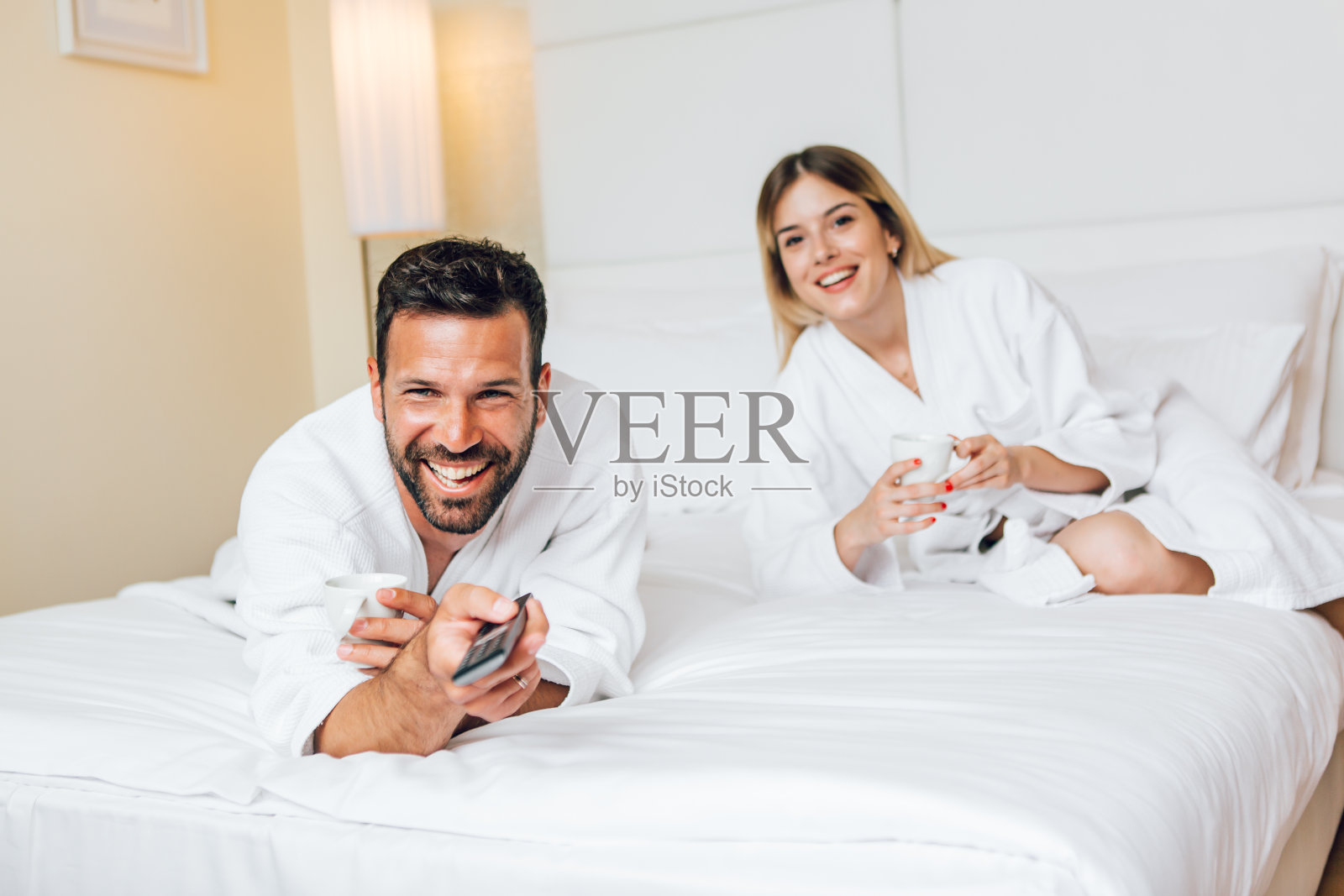 喝咖啡看电视的夫妻照片摄影图片