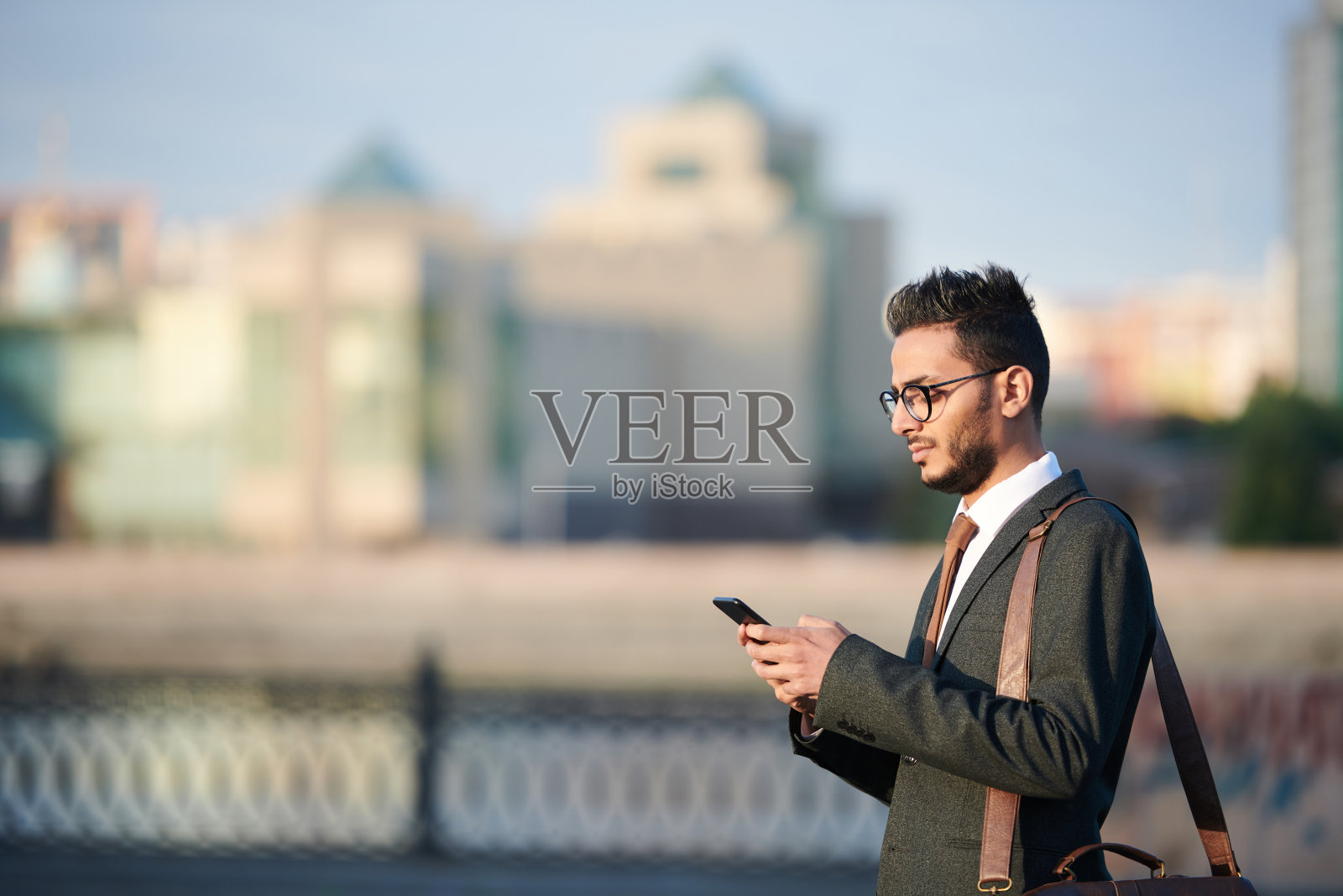 查看手机消息照片摄影图片