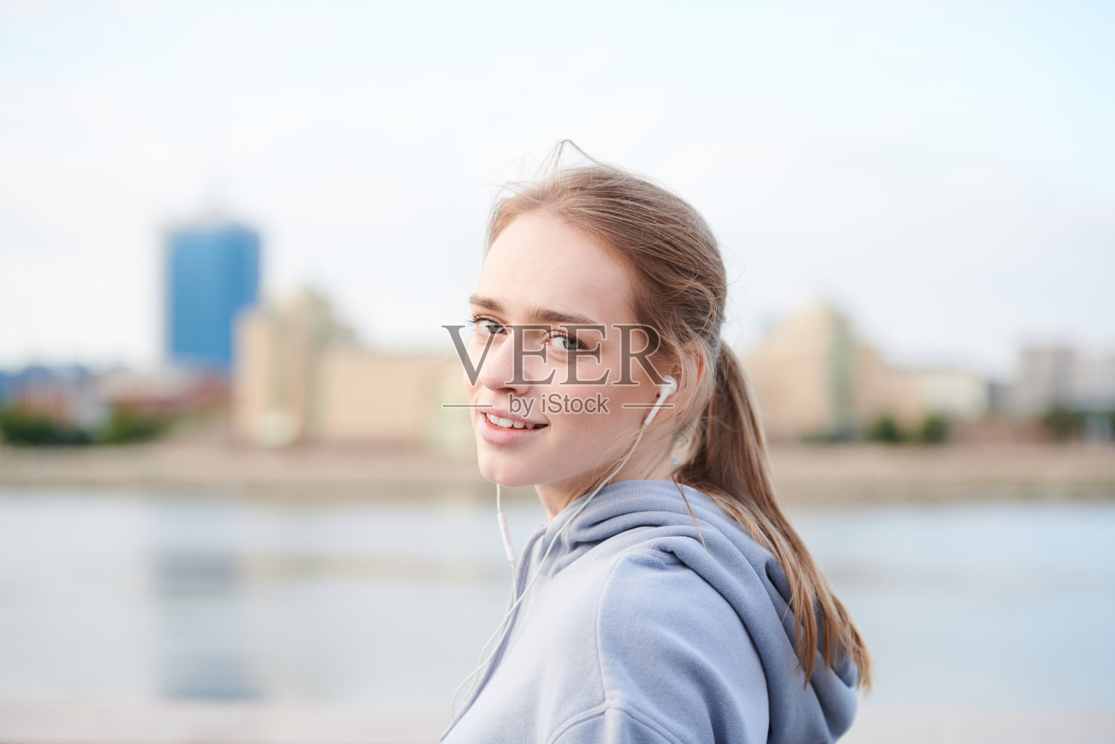 穿着帽衫的女孩的肖像照片摄影图片