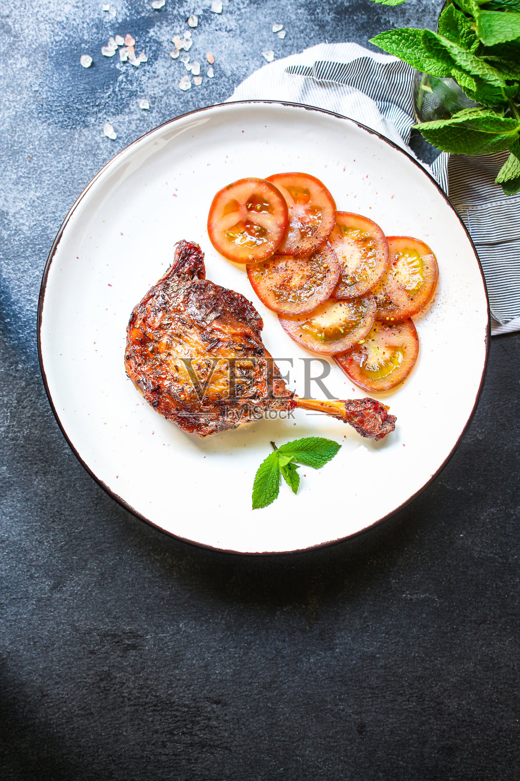 鸭腿肥肉调理食品的份量菜单概念食用份量。食物背景俯视图复制空间有机照片摄影图片