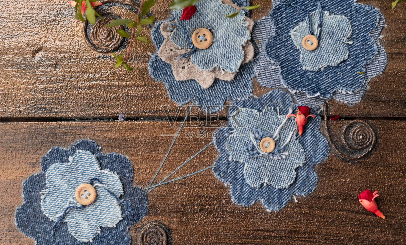 花从旧牛仔裤装饰的盒子。物品再利用和自然资源保护的概念。照片摄影图片