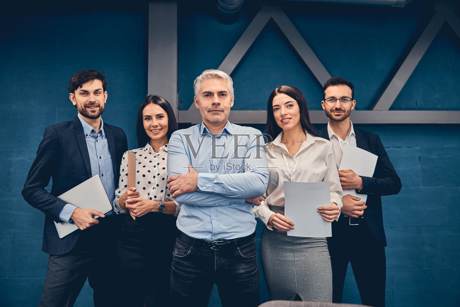 老板领导站在现代化的办公室里教他的团队照片摄影图片