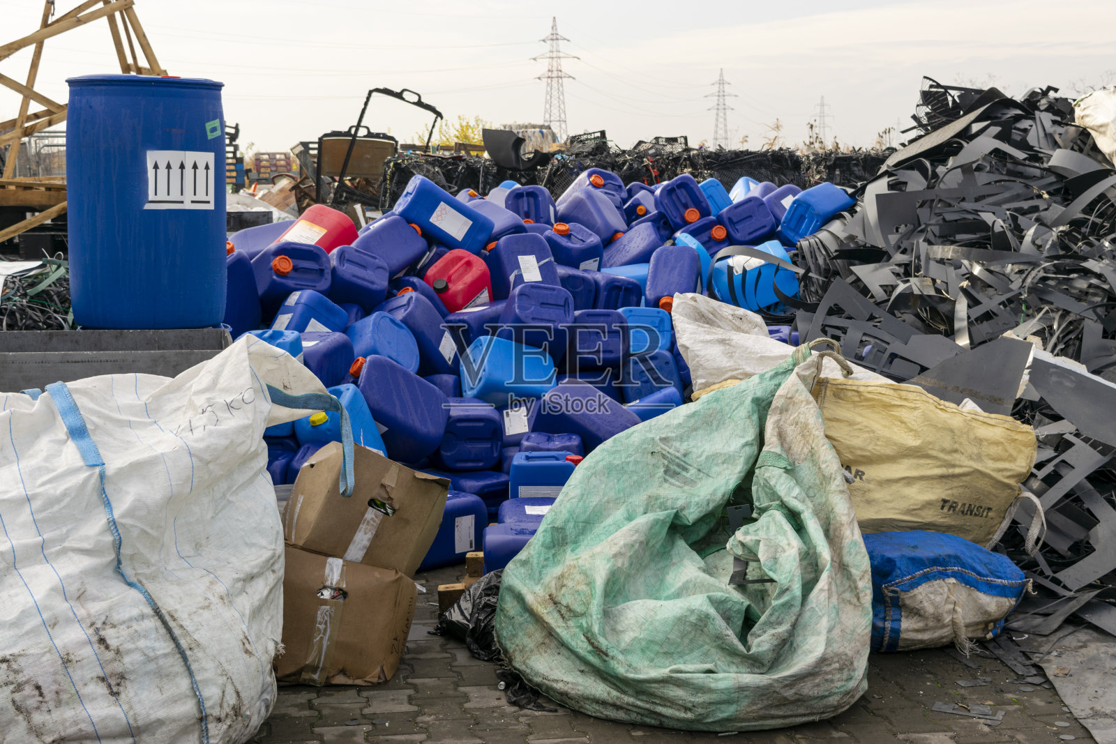 各种等待粉碎和回收的材料照片摄影图片