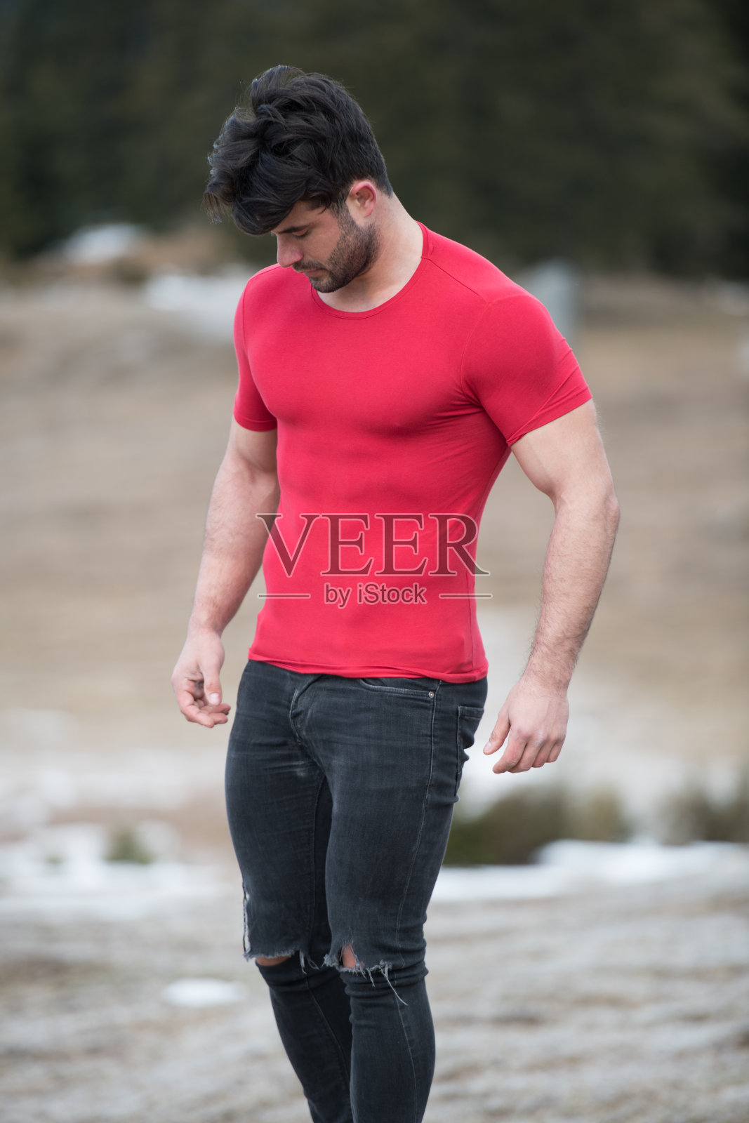 站在户外摆姿势的模特照片摄影图片