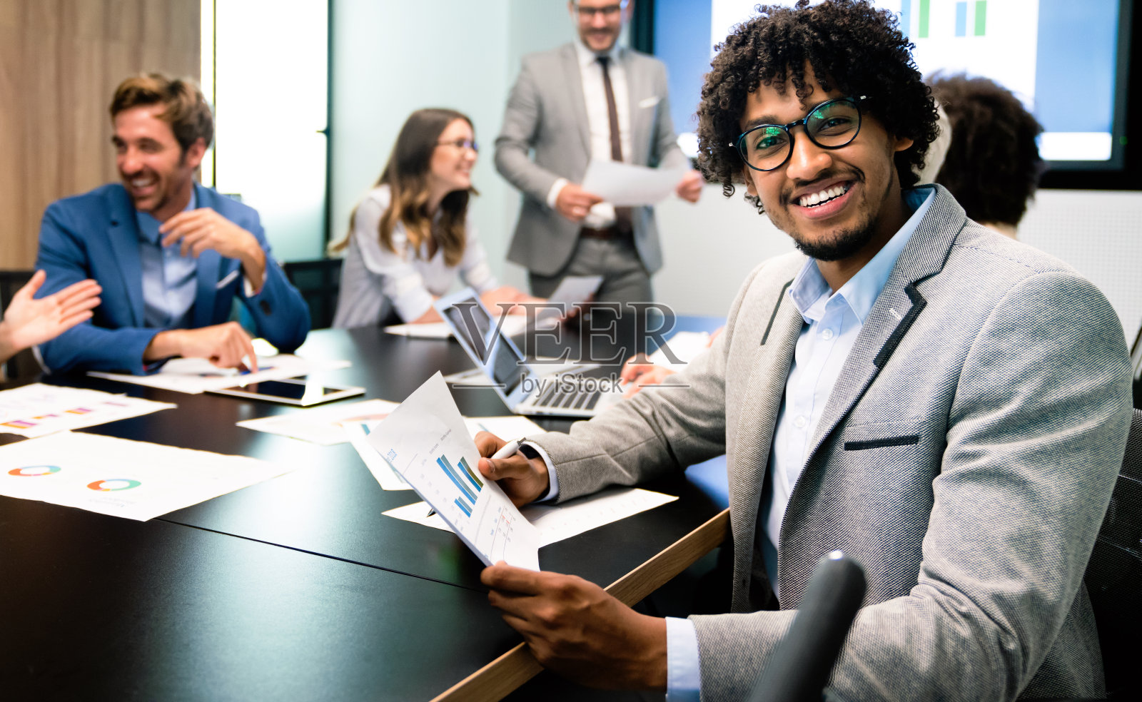 业务同事在会议室作报告时照片摄影图片