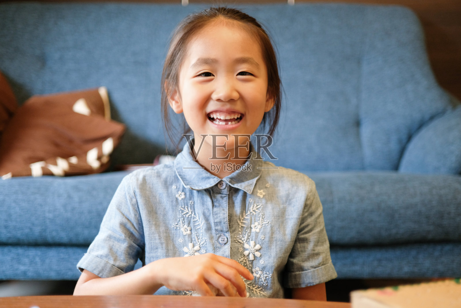 6岁女孩在家的肖像照片摄影图片