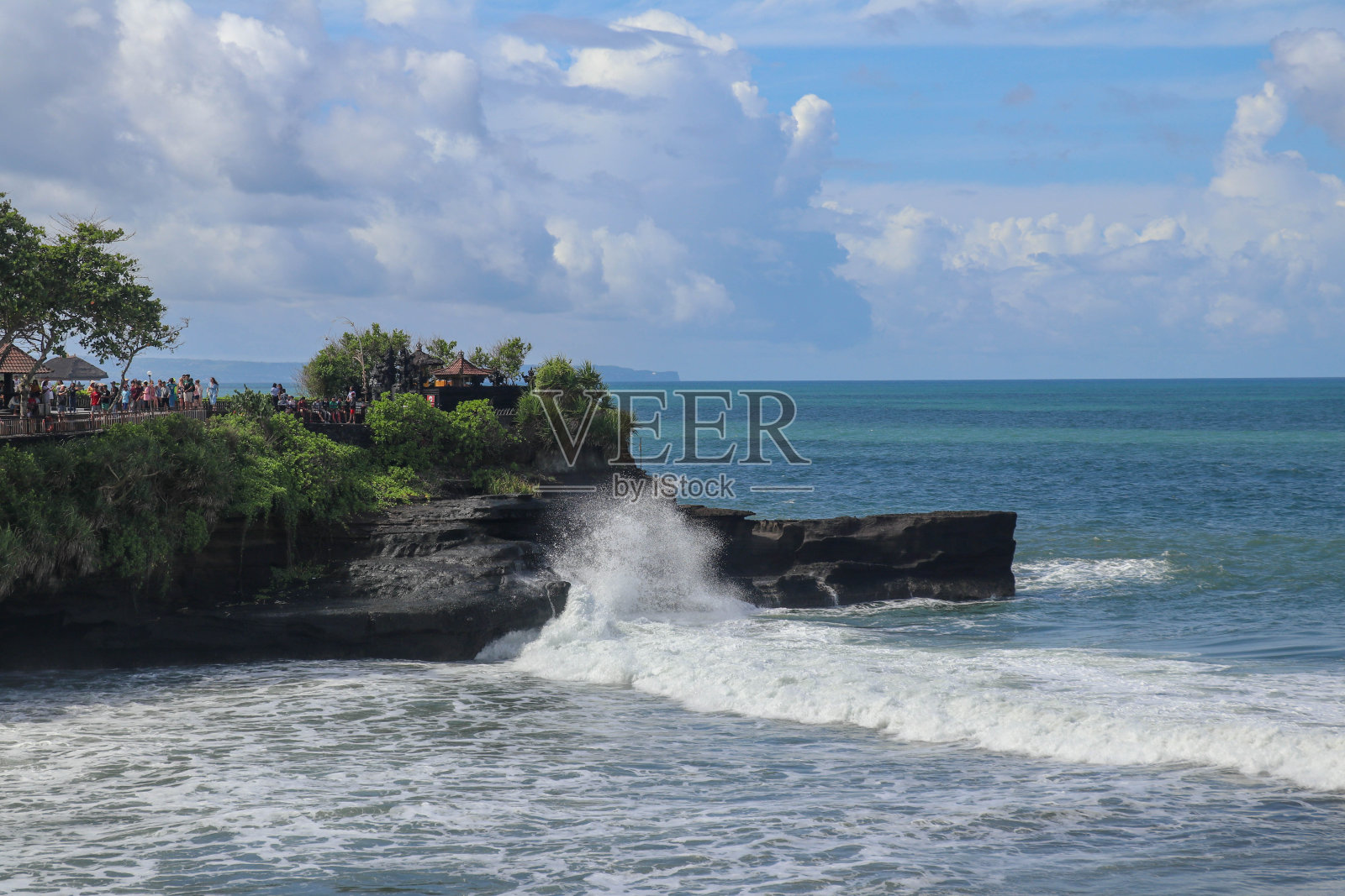 巴图博龙海滩上有一个旅游景点，靠近塔纳洛特庙的山顶。小海湾和沙滩毗邻Pura Batu Bolong在巴厘岛，印度尼西亚。自然背景。照片摄影图片