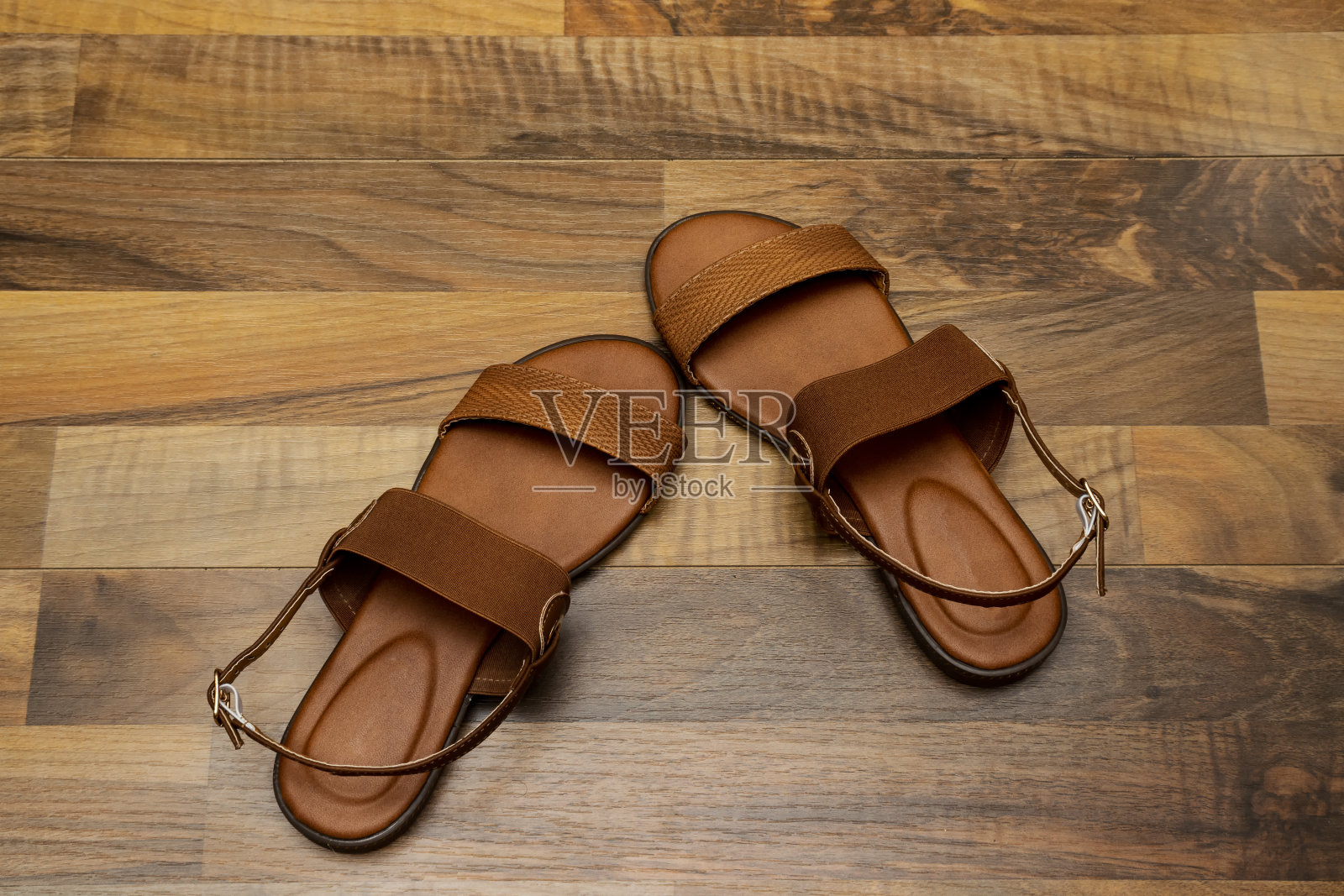 美丽的女人夏天sundal在木头上照片摄影图片