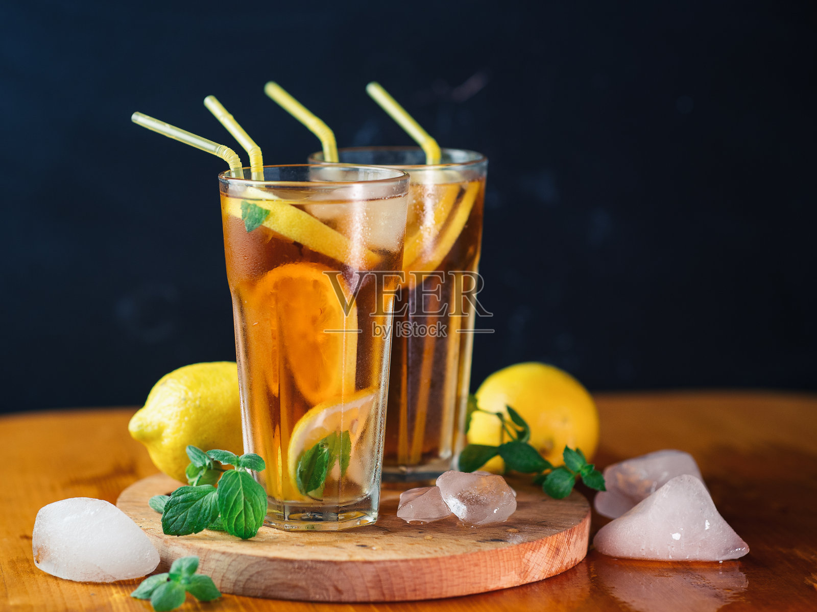 两杯夏日冰茶加柠檬和薄荷。清新柑橘喝照片摄影图片
