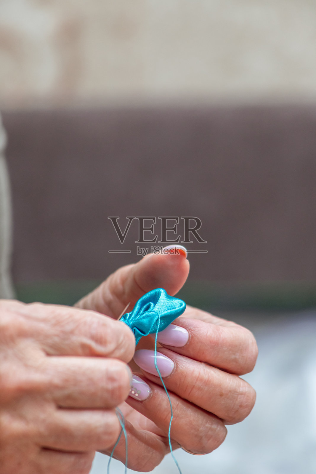 老女用针线缝制布料特写，复制空间照片摄影图片