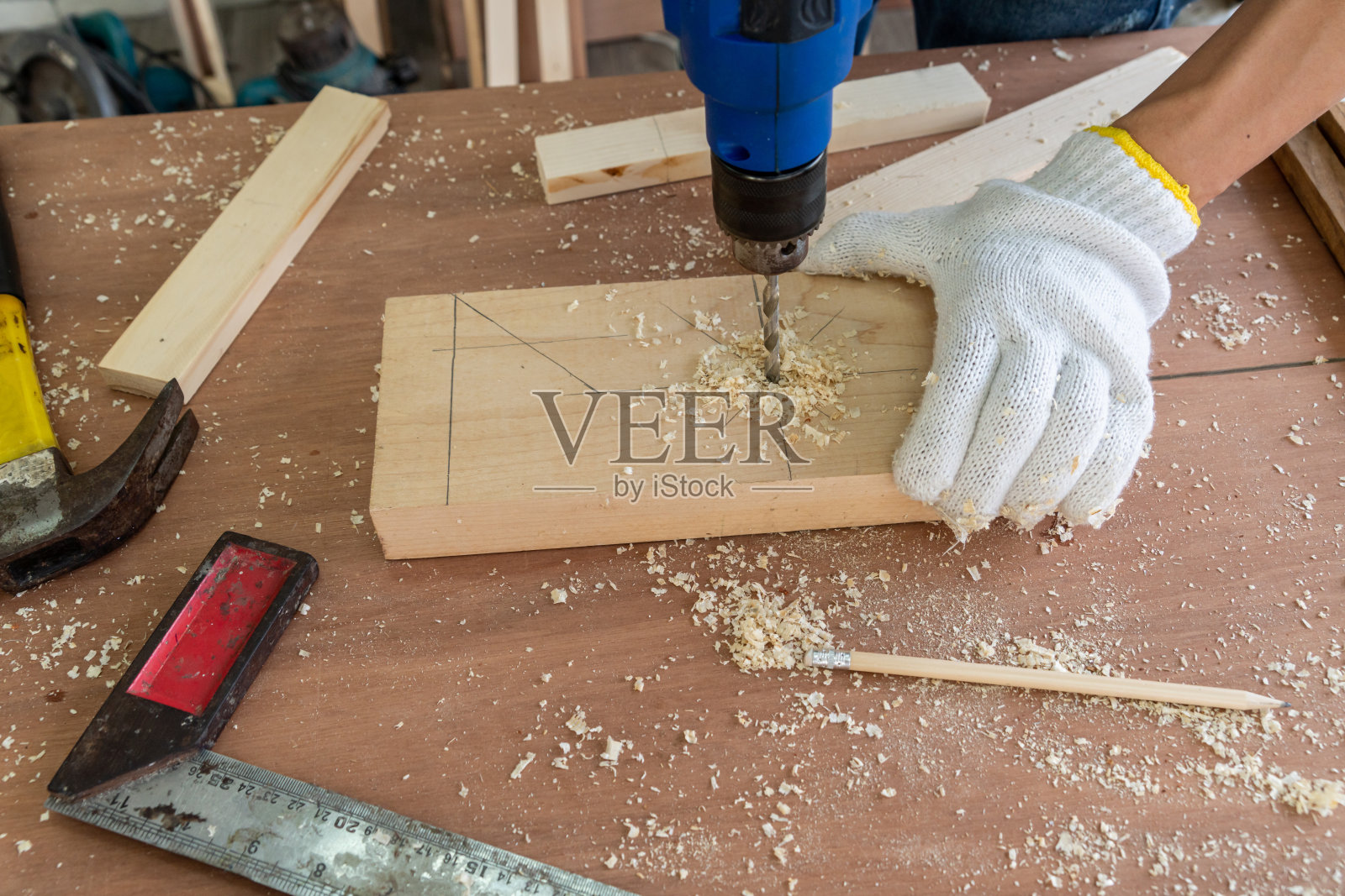 在车间从事木工工作的木匠照片摄影图片