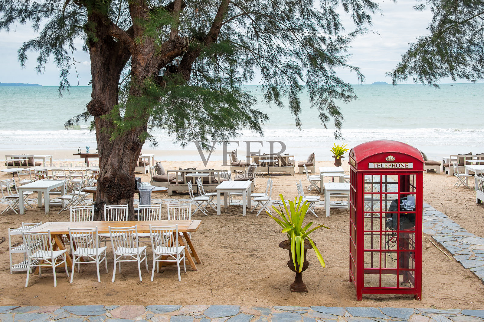 海滩上老式传统的红色公用电话亭照片摄影图片