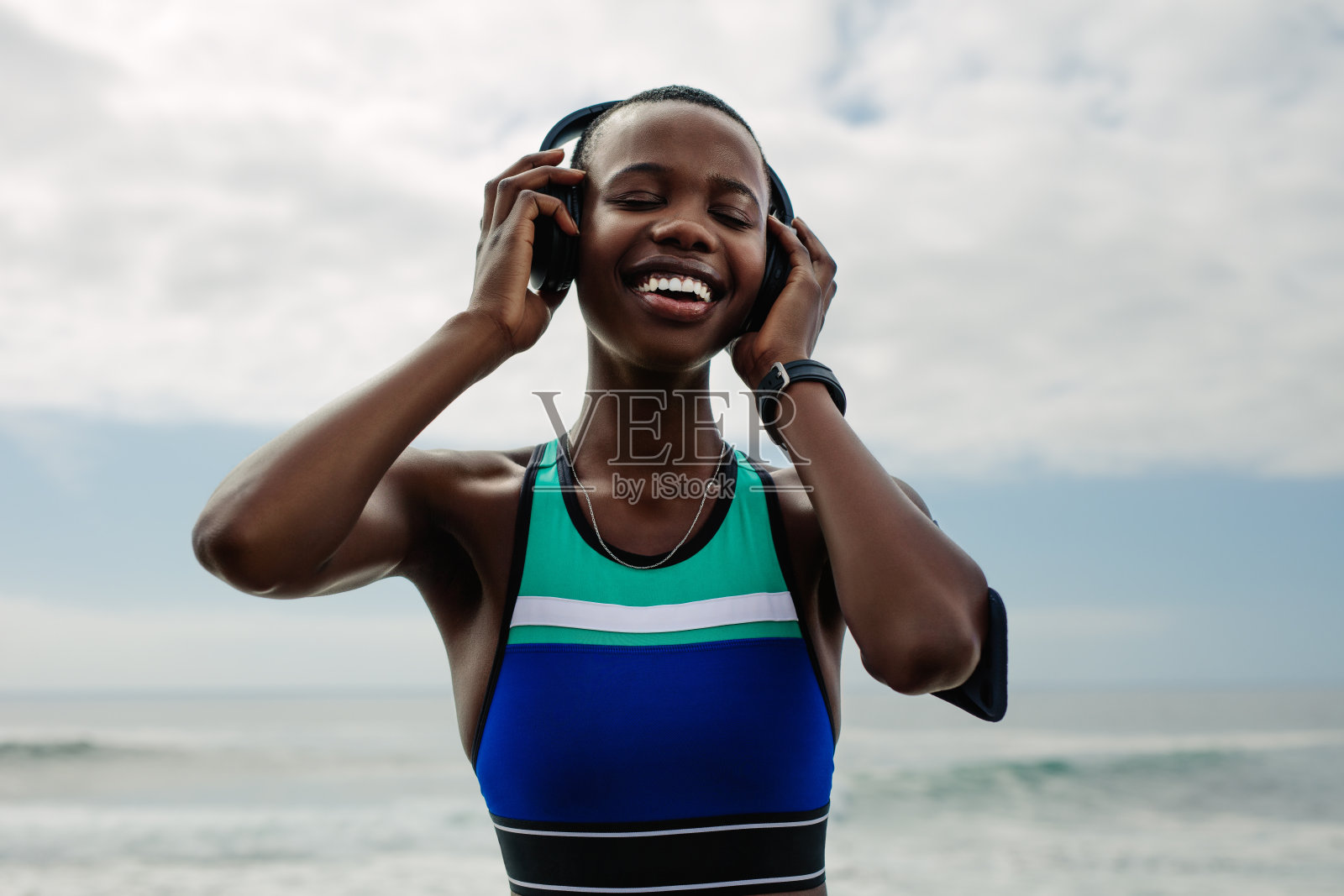 女人喜欢在锻炼后听音乐照片摄影图片