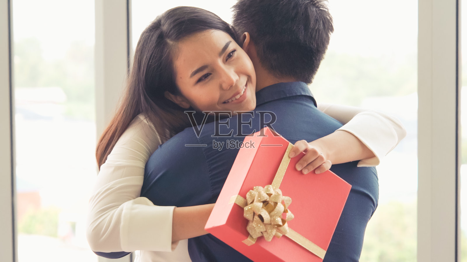 浪漫的情侣在餐厅给爱人送礼物照片摄影图片