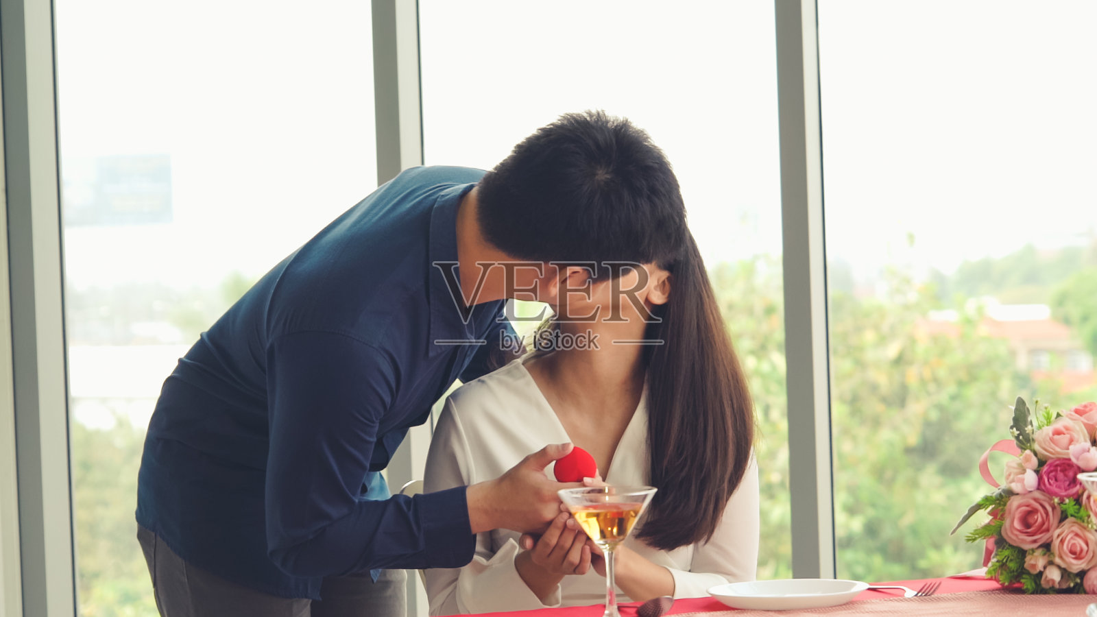 浪漫的情侣在餐厅给爱人送礼物照片摄影图片