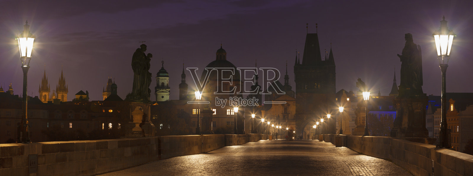 布拉格——清晨查尔斯大桥的全景。照片摄影图片