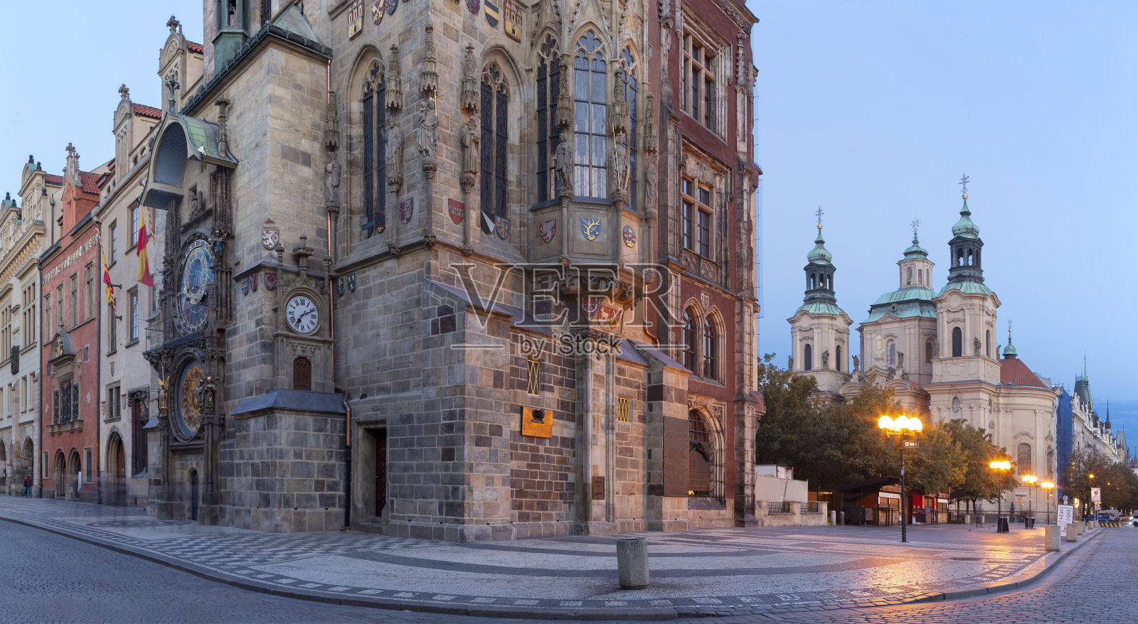 布拉格——黄昏时分的老市政厅、Orloj、Staromestske广场和圣尼古拉斯教堂。照片摄影图片