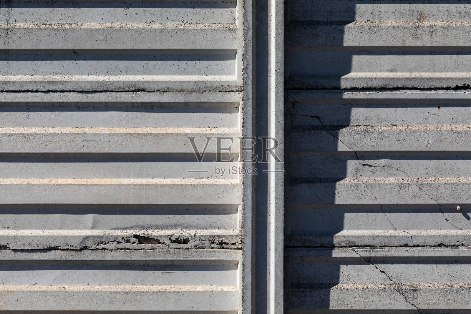 阳光下的浅灰色混凝土板墙照片摄影图片