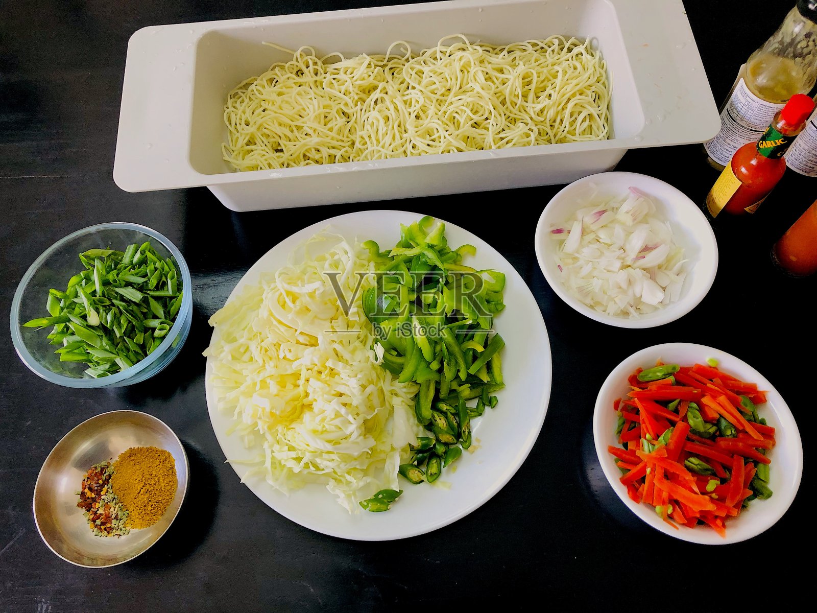 绿色蔬菜，食物和印度菜的配料照片摄影图片