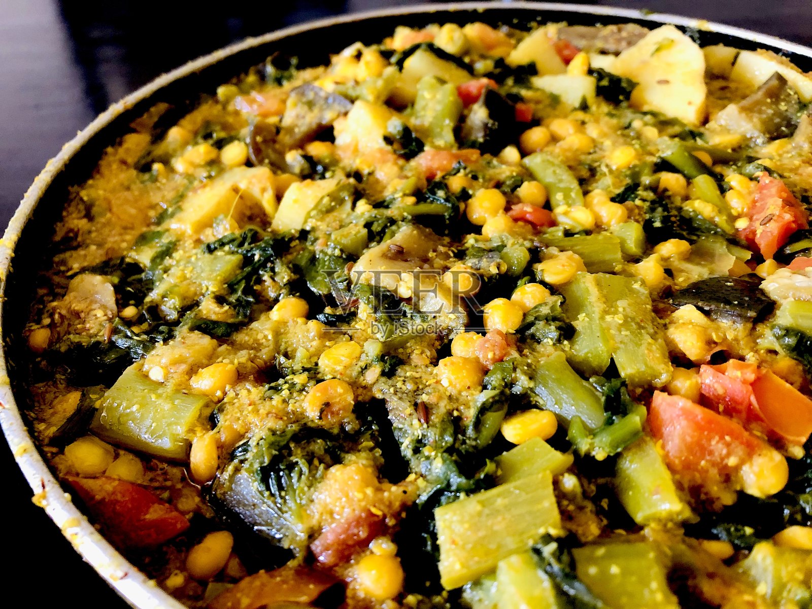 传统印度混合蔬菜咖喱在烹饪锅照片摄影图片