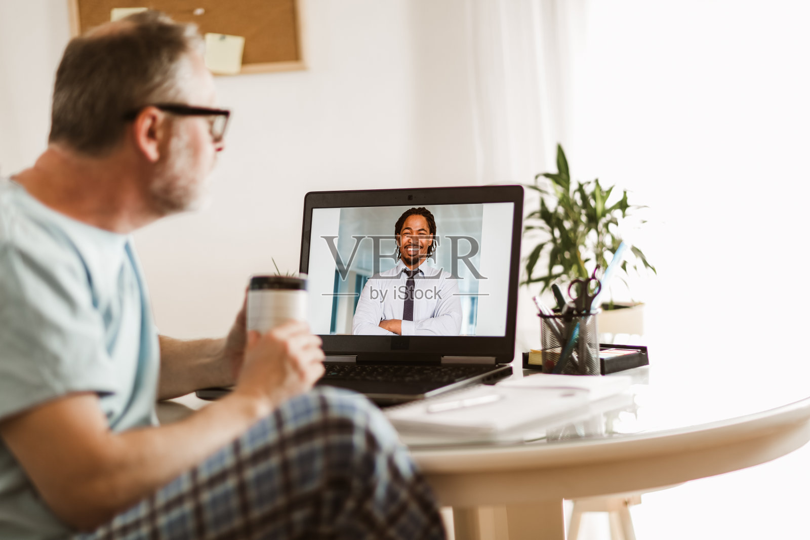 商人与同事聊天。在家工作。照片摄影图片