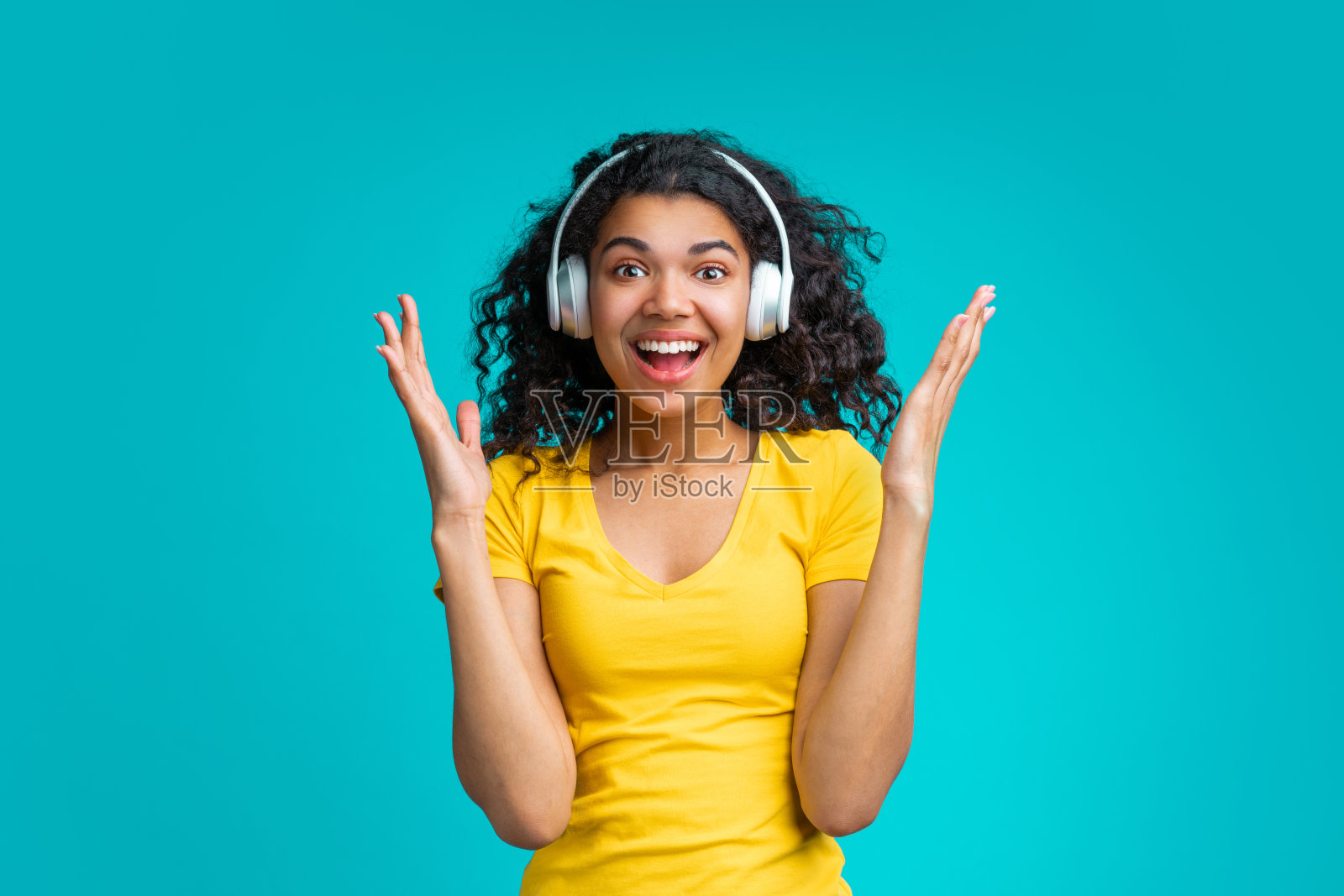 兴奋的非洲裔美国女孩在无线耳机享受听音乐照片摄影图片