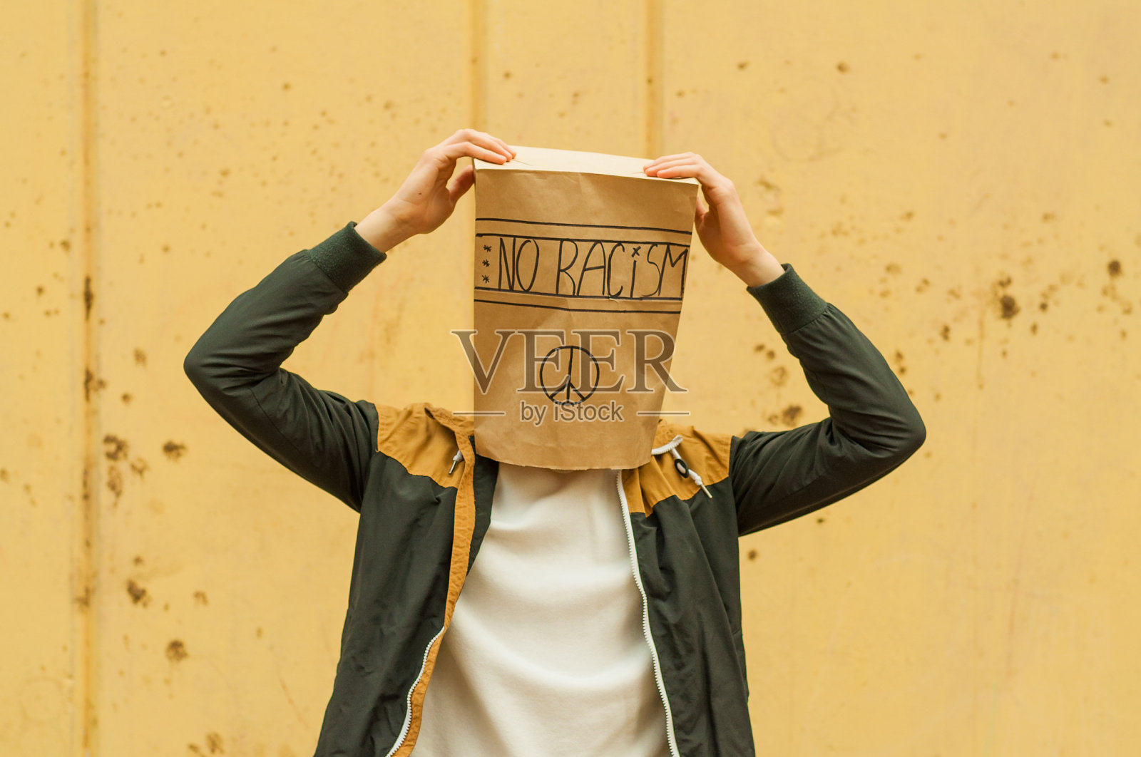 这孩子头上有个袋子，上面写着没有种族歧视照片摄影图片