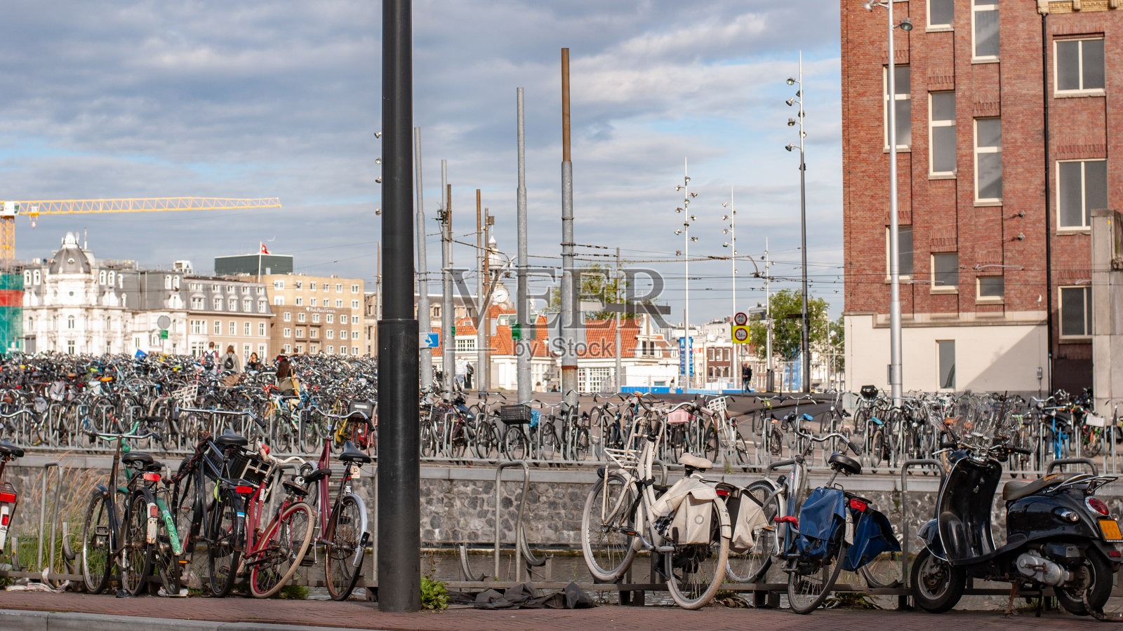 荷兰阿姆斯特丹的自行车停车场照片摄影图片