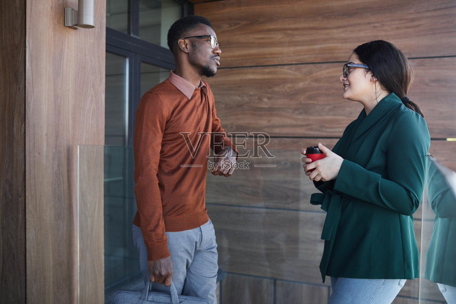 年轻的非洲裔美国人在户外与同事交谈的肖像照片摄影图片
