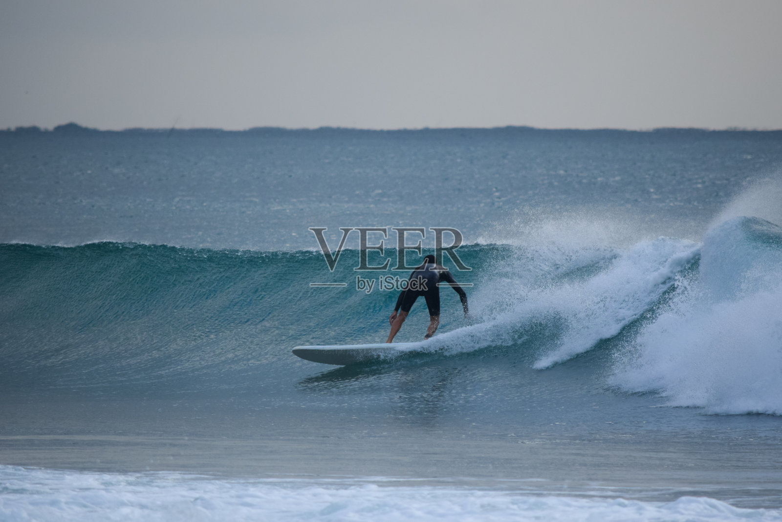 在日本冲浪和在Tsurigasaki冲浪海滩附近冲浪的人照片摄影图片