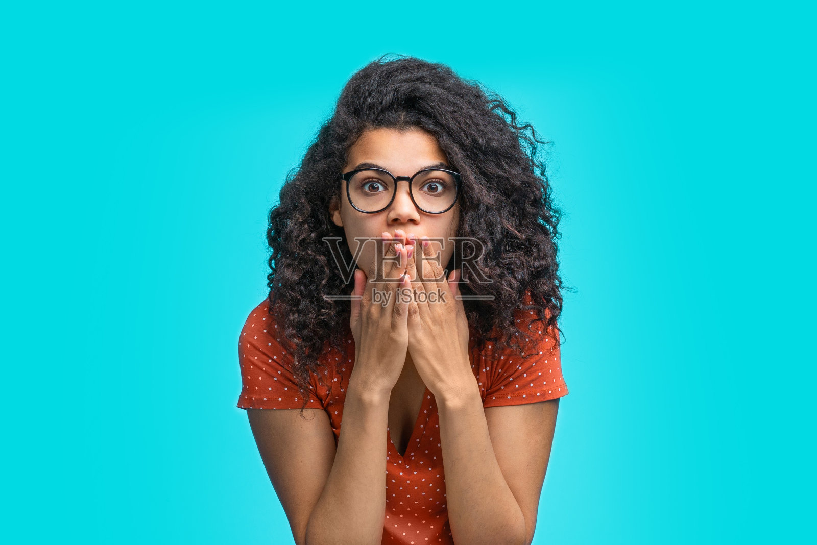 迷人的年轻非洲裔美国女孩的肖像照片摄影图片