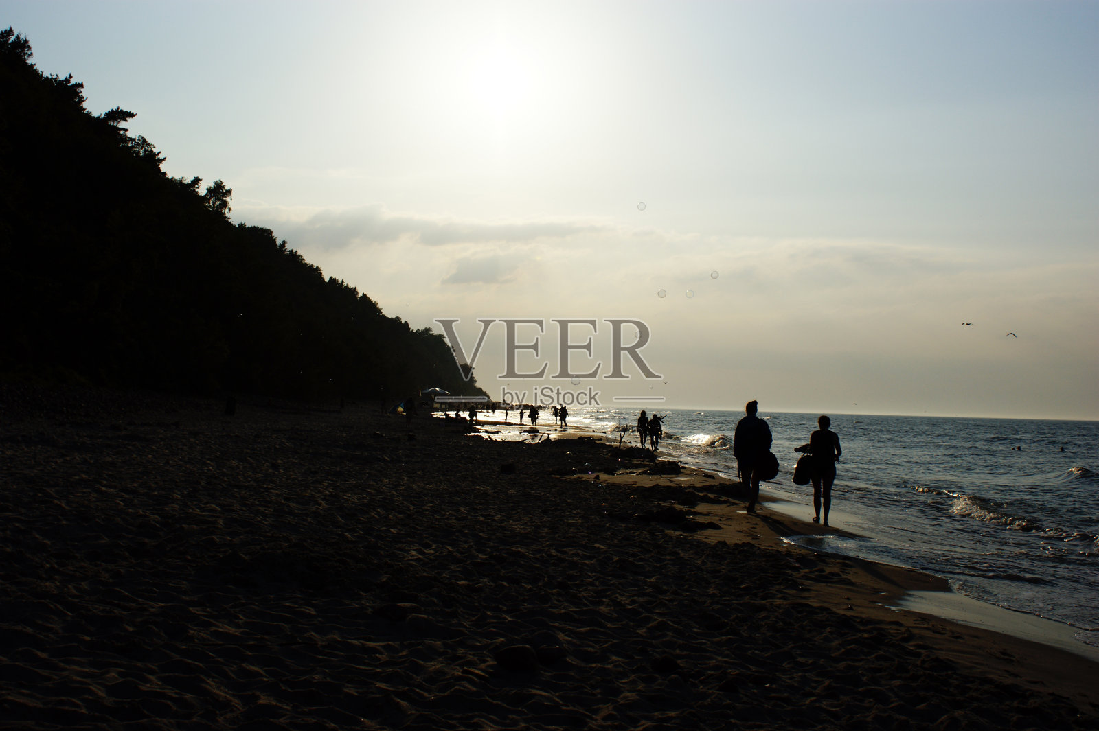 在海边的风中吹着肥皂泡照片摄影图片