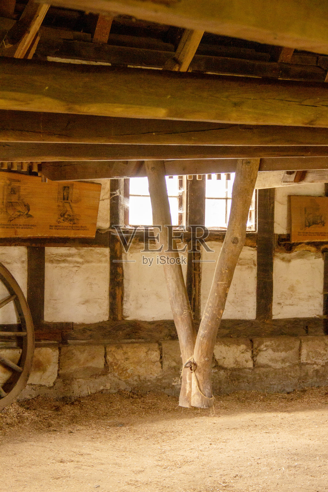 在一个旧磨坊里，一个带着v形马具的杜松子酒照片摄影图片