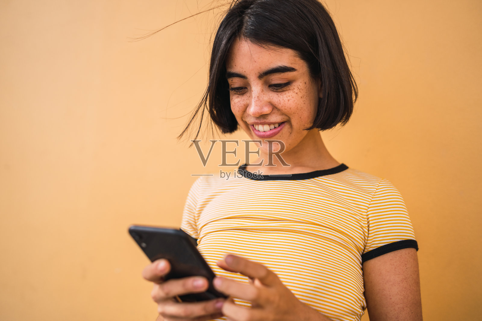 年轻女子在用手机。照片摄影图片