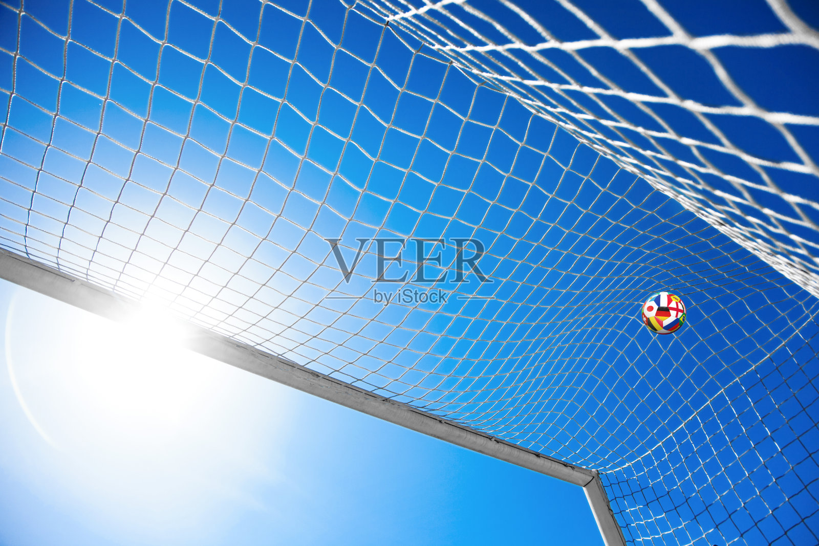 踢进球门的球。足球的概念照片摄影图片