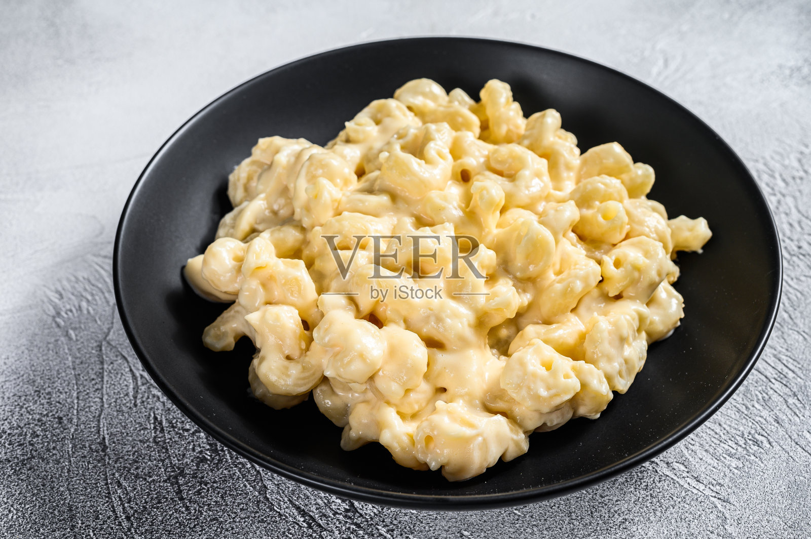 Mac和奶酪。芝士酱通心粉。灰色的背景。俯视图照片摄影图片