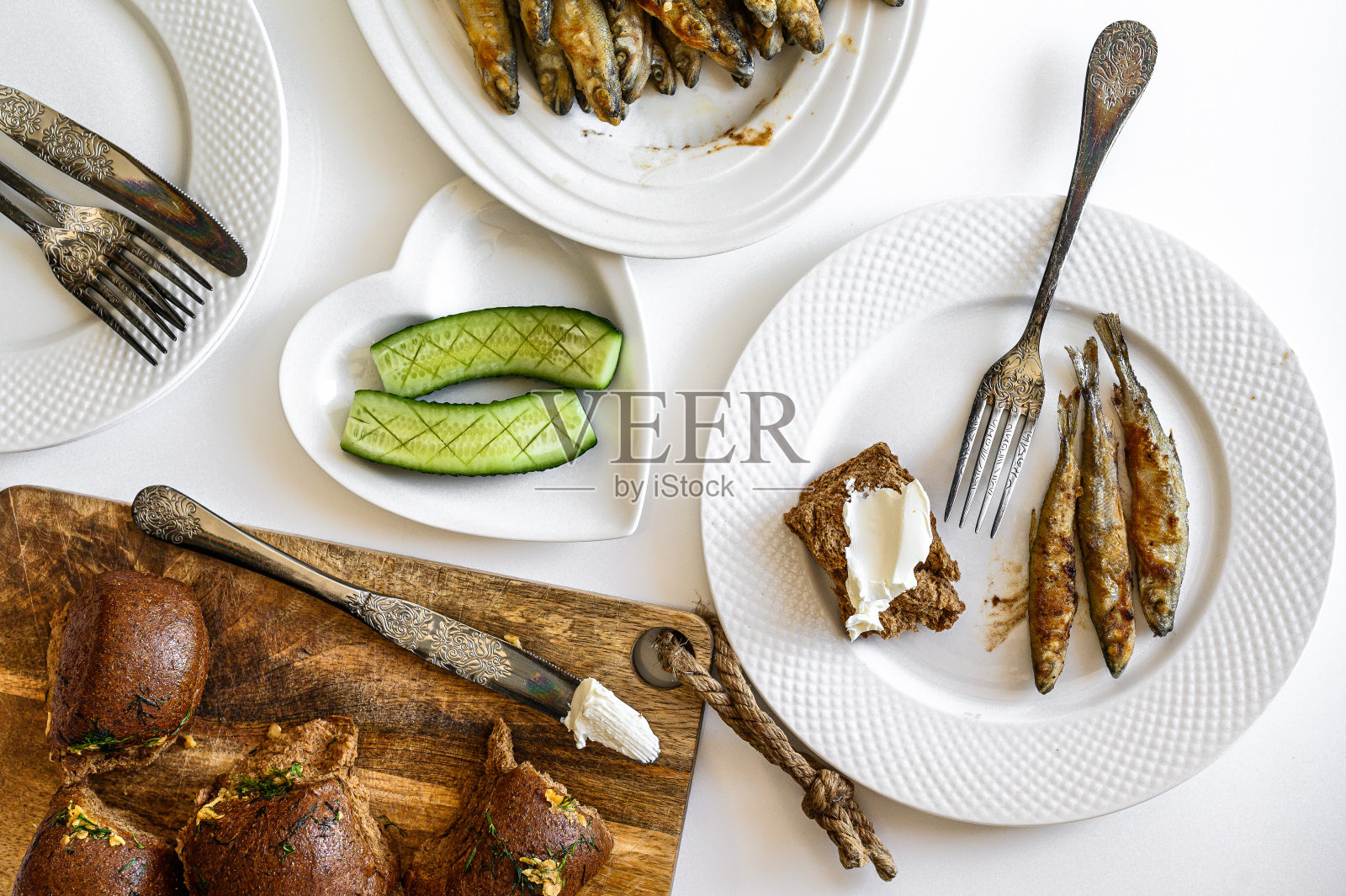 晚餐配烤毛鱼和蔬菜。白色背景。俯视图照片摄影图片