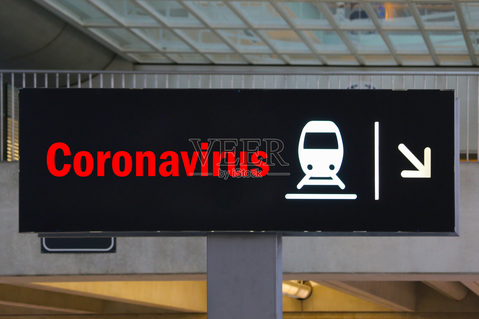 冠状病毒危害警告。增加了红色文本元素“冠状病毒”的火车标志。照片摄影图片
