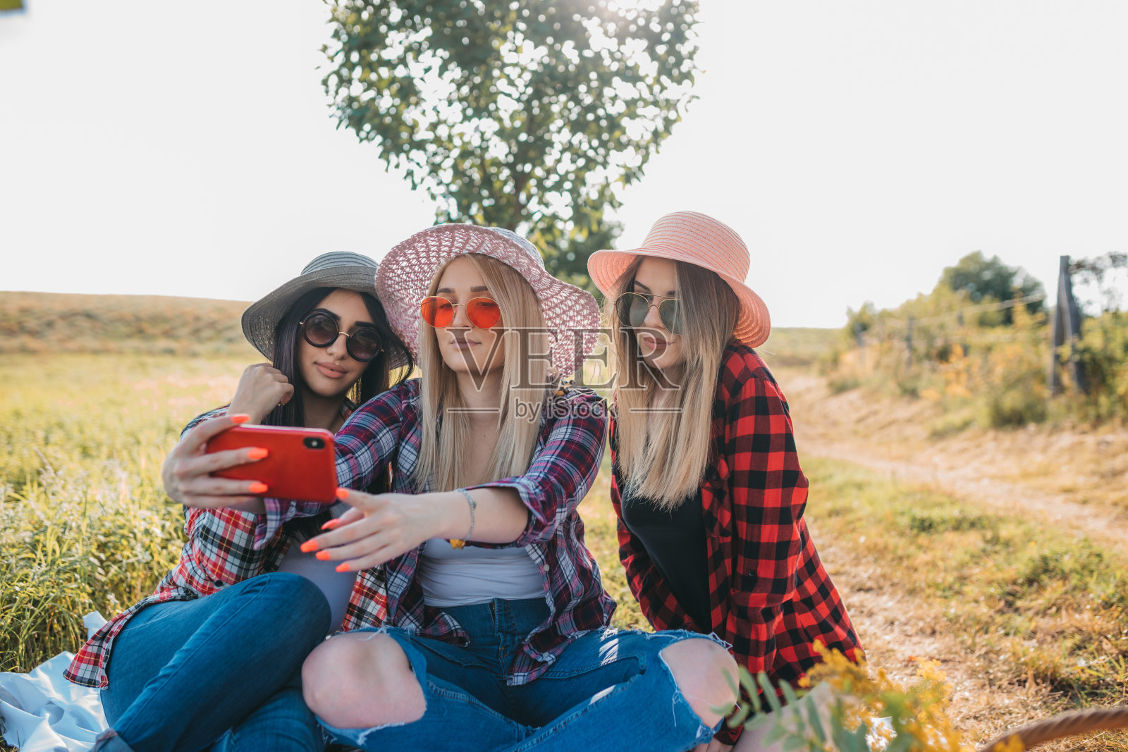 三个十几岁的女孩喜欢大自然照片摄影图片