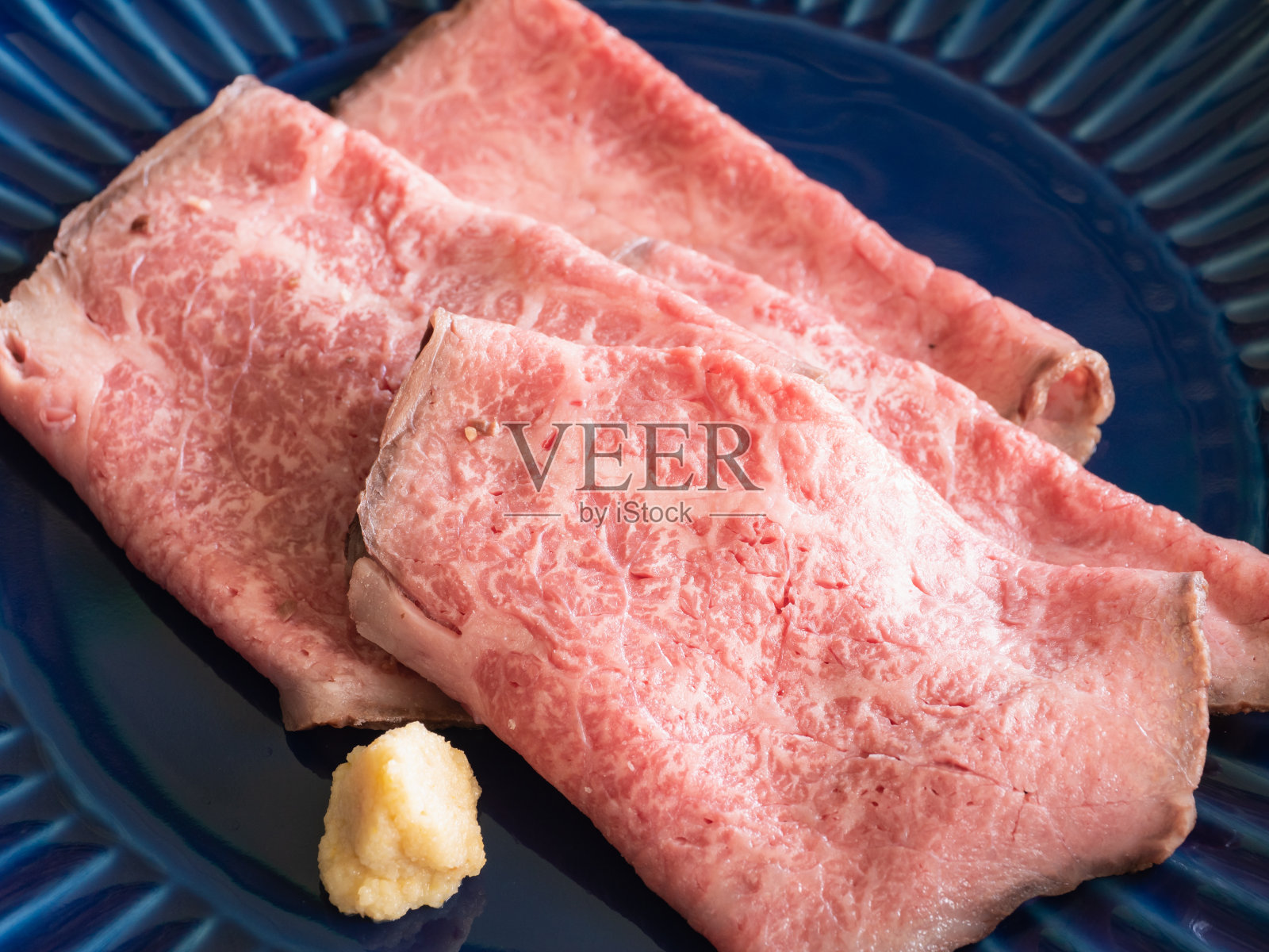 辣根和美味的烤牛肉。照片摄影图片