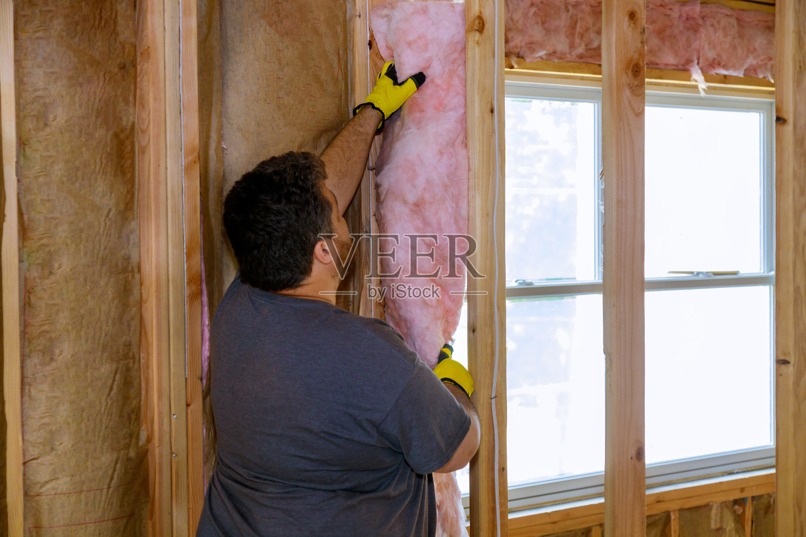 建筑工人房子下面用玻璃棉隔热层照片摄影图片