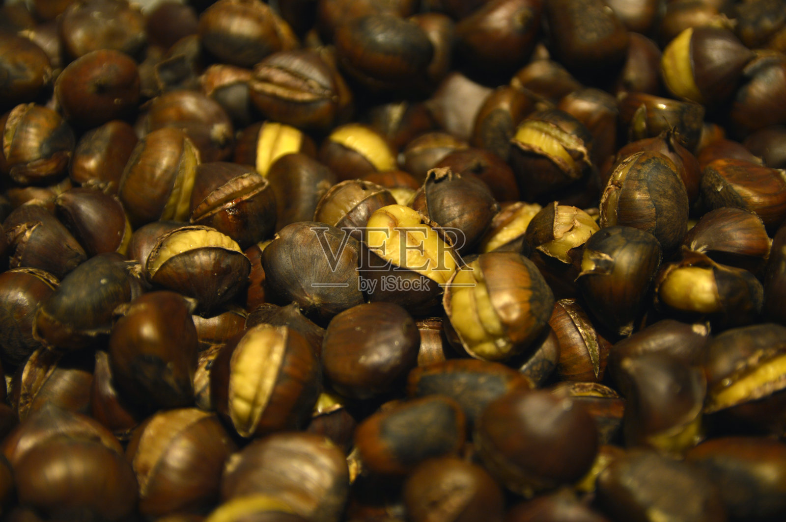 一堆烤栗子照片摄影图片